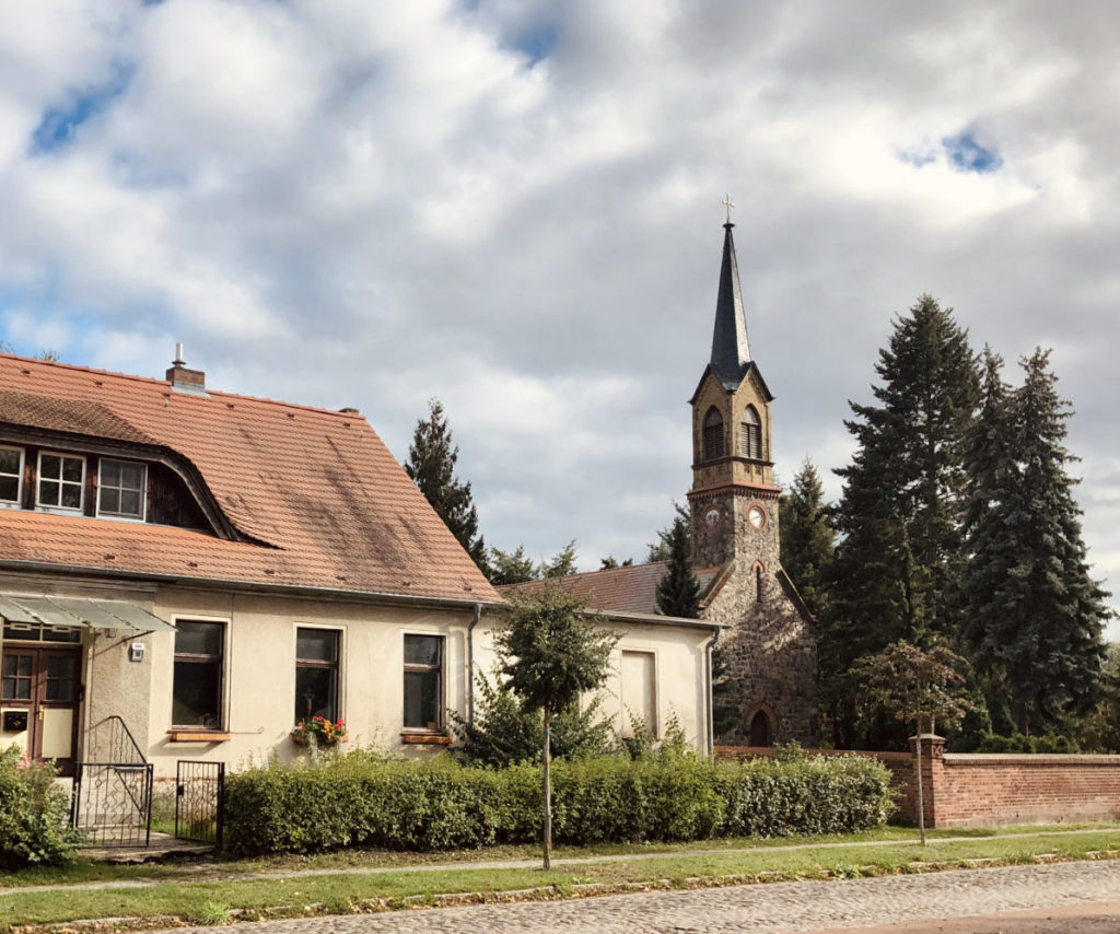 Makler Stücken: Pfarrhaus und Kirche an der Dorfstrasse