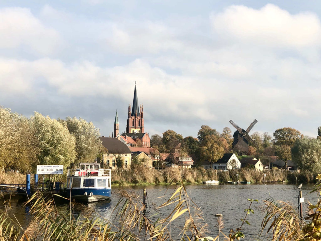 Makler Werder Havel- Brücke unter den Linden mit Blick auf die Heilig-Geist-Kirche und die Bockwindmühle