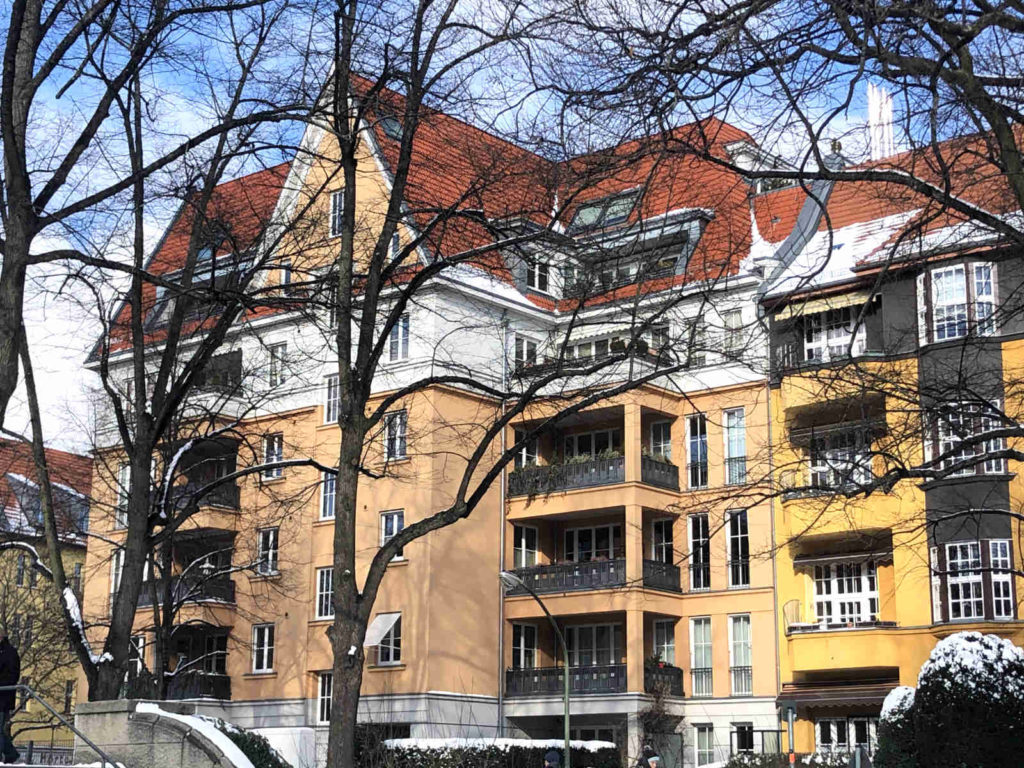 Neubauten am Rüdesheimer Platz mit starkem Bezug auf die vorhandene Architektur